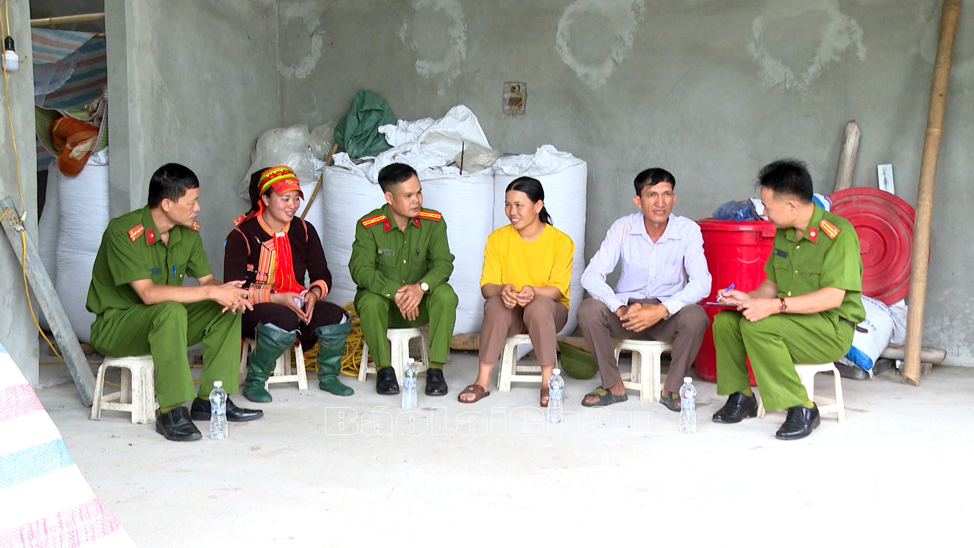 Cán bộ Công an huyện Phong Thổ tuyên truyền pháp luật đến Nhân dân xã Mường So.